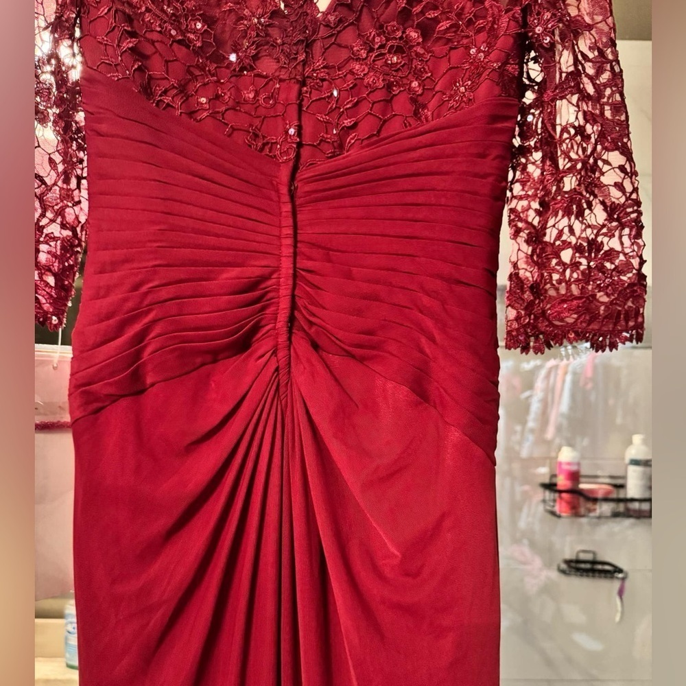 Elegant wine red Lace Evening dress NWT SIZE 8 pit to pit 14in length 48in - Picture 5 of 7